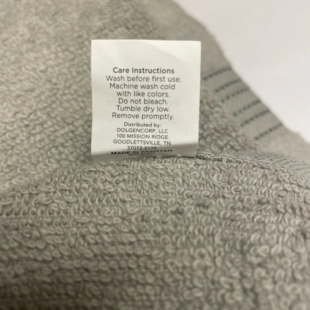 New Gray 5 pc towel set. 2 hand towels and 3 wash clothes.